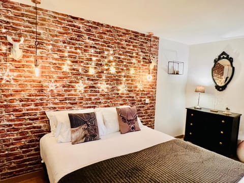 Property building, Bed, Photo of the whole room, Bedroom