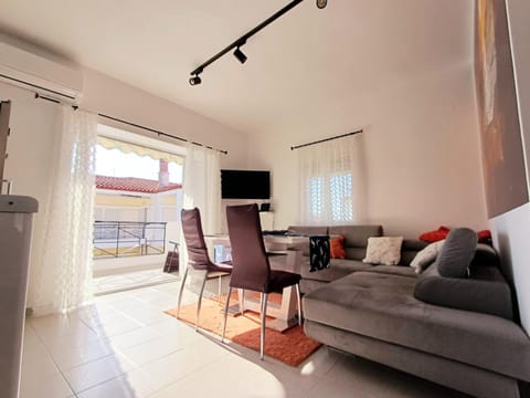 Shower, TV and multimedia, Coffee/tea facilities, Living room, Beach, towels, washing machine, kitchen, air conditioner