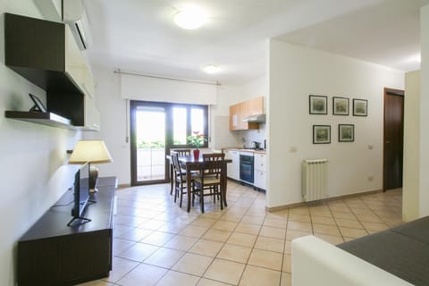 TV and multimedia, Kitchen or kitchenette, Dining area, oven, stove