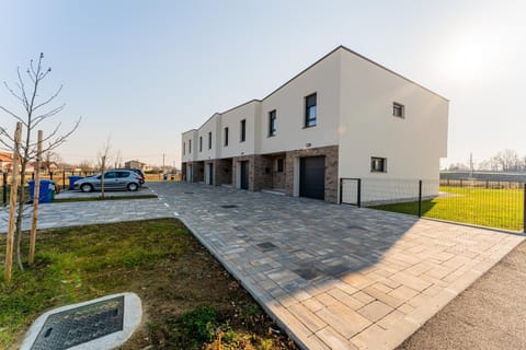 Property building, Day, Neighbourhood, Location, Parking