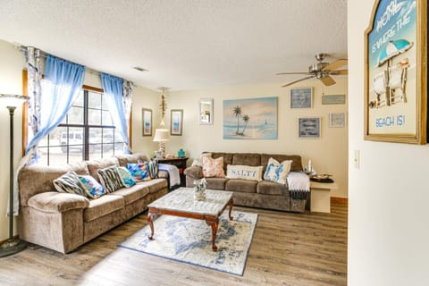 Cozy Home with Fenced Backyard in Sunset Beach! House in Calabash