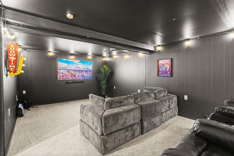 Pocono Retreat Hot Tub MovieRoom GameRoom etc Chalet in Kidder Township