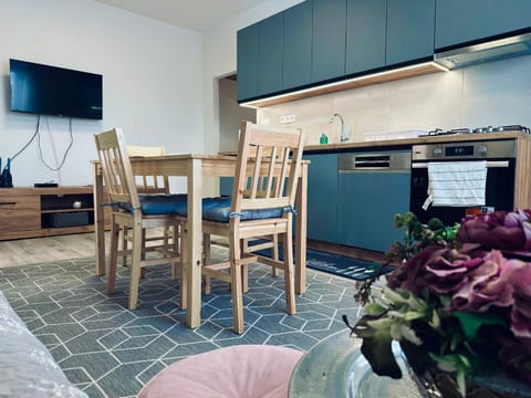 TV and multimedia, Kitchen or kitchenette, Living room
