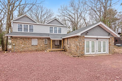 NewReno 8BR 6BTH DECK GAMES PETS House in Hickory Run State Park