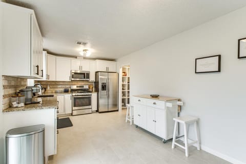 5 Mi to Museum of the Great Plains Home with Patio House in Lawton