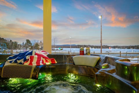 Lakefront Movie & Game Rooms Hot Tub Sauna etc Chalet in Tunkhannock Township