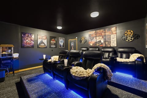 Lakefront Movie & Game Rooms Hot Tub Sauna etc Chalet in Tunkhannock Township