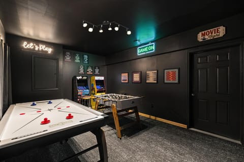 Lakefront Movie & Game Rooms Hot Tub Sauna etc Chalet in Tunkhannock Township