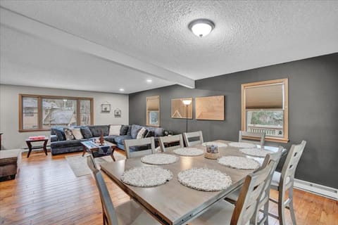 Mountain Holidays-Sleeps 18 Firepit Bar & Gameroom House in Hickory Run State Park