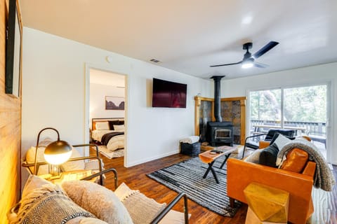 Access to Pine Mountain Lake Family Cabin with Deck Cabin in Groveland