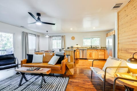 Access to Pine Mountain Lake Family Cabin with Deck Cabin in Groveland