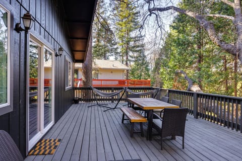 Access to Pine Mountain Lake Family Cabin with Deck Cabin in Groveland