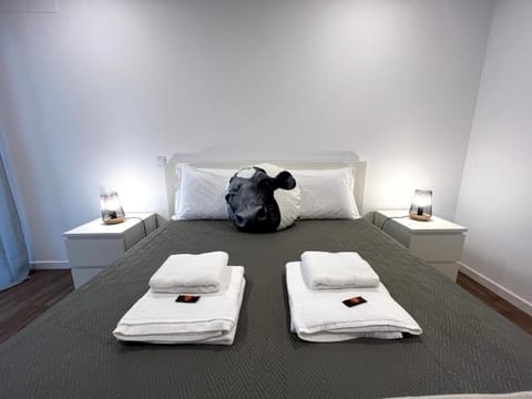 Bedroom, towels