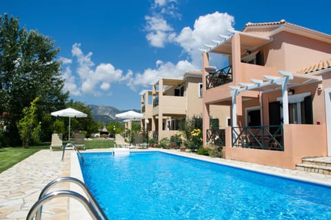 Property building, Patio, Facade/entrance, Day, Garden, Garden view, Pool view, Swimming pool, Swimming pool, sunbed