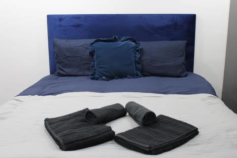 Bed, Bedroom, towels