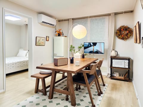 TV and multimedia, Living room, Seating area, Dining area, Bedroom, air conditioner