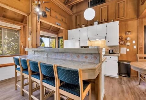 Views inside Yosemite-Timber Lodge-Sleeps 6 House in Yosemite Park Way