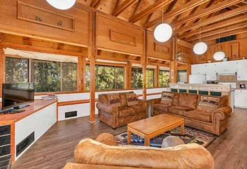 Views inside Yosemite-Timber Lodge-Sleeps 6 House in Yosemite Park Way