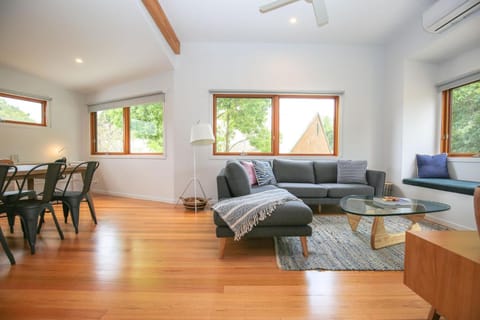 Living room, Seating area, Dining area, air conditioner