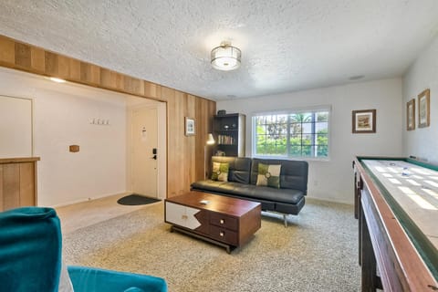 Hot Tub, Fire Pit, BBQ, Shuffleboard, Walk To Beach House in Carlsbad