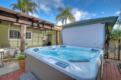 Hot Tub, Fire Pit, BBQ, Shuffleboard, Walk To Beach House in Carlsbad