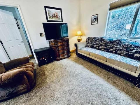 Yosemite Woods Duplex in Yosemite-Upper Unit Apartment in Yosemite Park Way