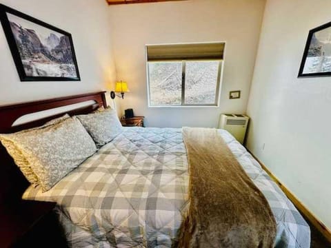 Yosemite Woods Duplex in Yosemite-Upper Unit Apartment in Yosemite Park Way