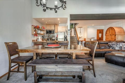 Canyon Slopeside Retreat Apartment in Mammoth Lakes