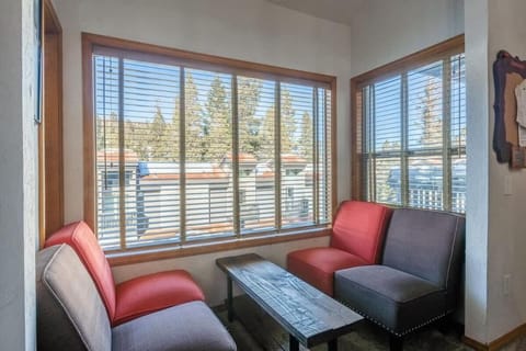 Canyon Slopeside Retreat Apartment in Mammoth Lakes