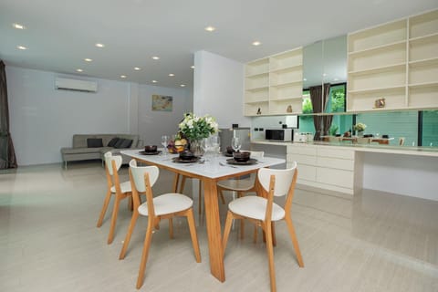 Kitchen or kitchenette, Living room, Seating area, Dining area, toaster, kitchen