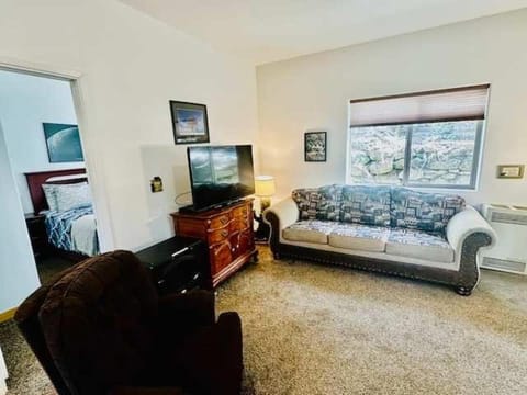 Lower Unit-Yosemite Woods-Inside Yosemite Apartment in Yosemite Park Way