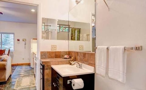 Lower Unit-Yosemite Woods-Inside Yosemite Apartment in Yosemite Park Way