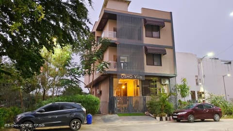 Property building, Day, Neighbourhood, Street view, Location, Parking