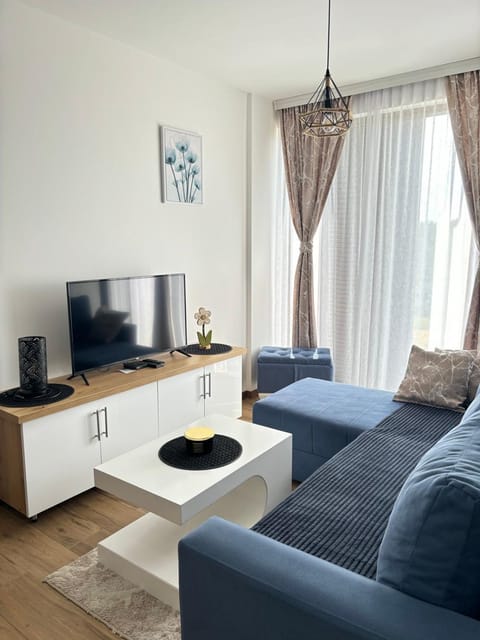 Communal lounge/ TV room, TV and multimedia, Living room, Seating area, Evening entertainment