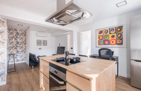 Kitchen or kitchenette, Living room, Seating area, Dining area