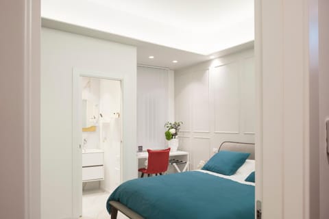 Bed, Living room, Photo of the whole room, Seating area, Bedroom