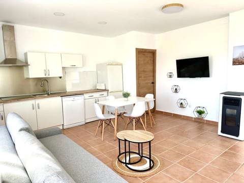 TV and multimedia, Kitchen or kitchenette, Living room, Seating area, stove