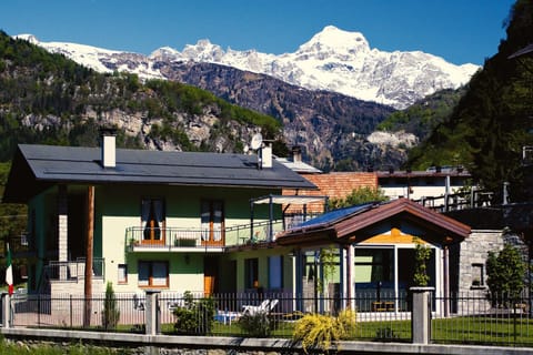 Property building, Garden, Garden view, Mountain view