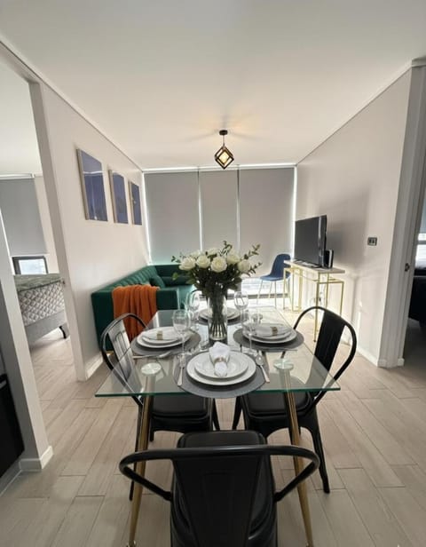 TV and multimedia, Kitchen or kitchenette, Living room, Seating area, Dining area, Food