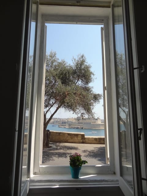 Sea view, Street view