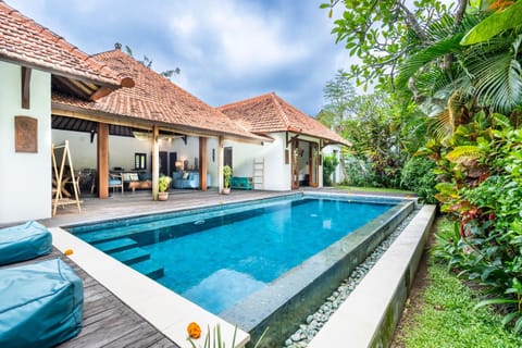 Swimming pool, sunbed