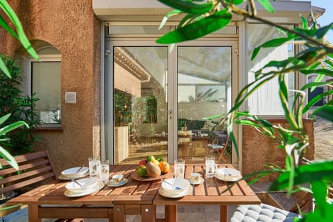 Property building, Balcony/Terrace, Dining area