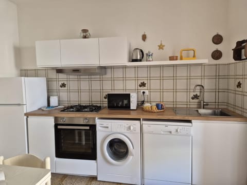 Coffee/tea facilities, Kitchen or kitchenette, dishwasher, oven, pet friendly, stove, washing machine