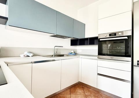 Kitchen or kitchenette, Dining area, oven, stove