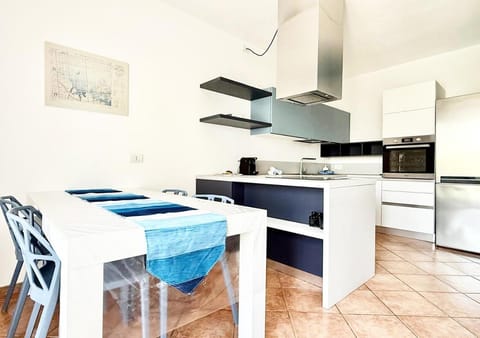 Kitchen or kitchenette, Dining area, stove