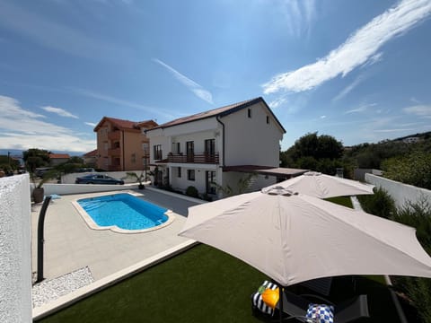 Property building, Garden, Dining area, Pool view, Swimming pool, sunbed