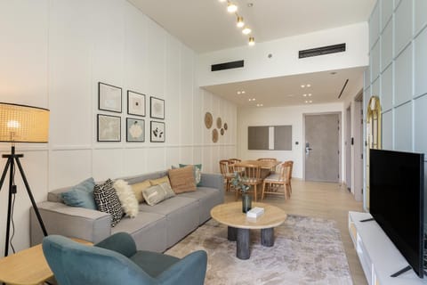 Communal lounge/ TV room, TV and multimedia, Living room, Seating area, air conditioner