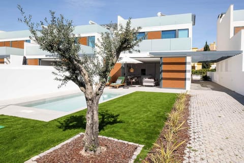 Property building, Garden, Garden, Pool view, Swimming pool
