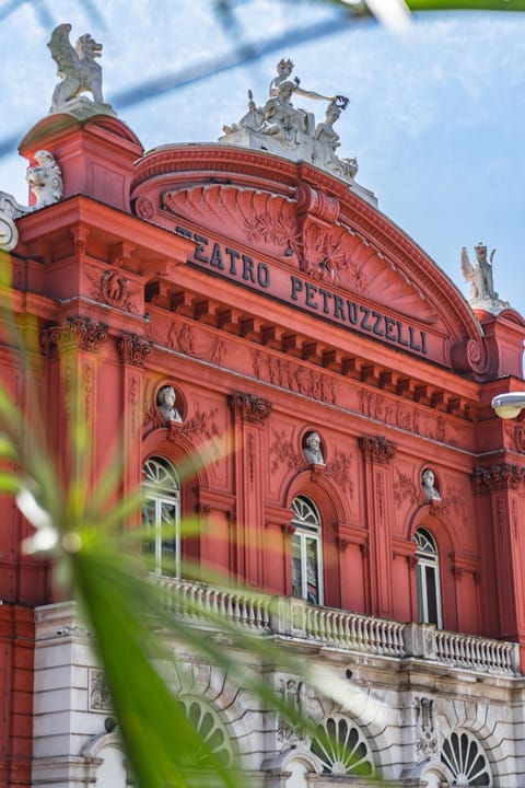 Nearby landmark, Activities, Evening entertainment, Entertainment, Location