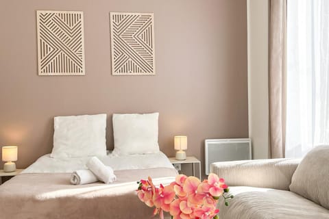 Bed, Seating area, Bedroom